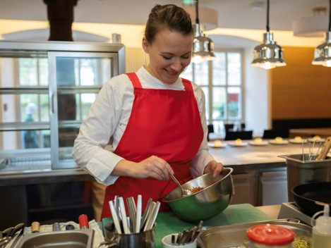 2023 04 18 Achtsamkeitsdinner DSC7485 Kochen2 600x450 Neu