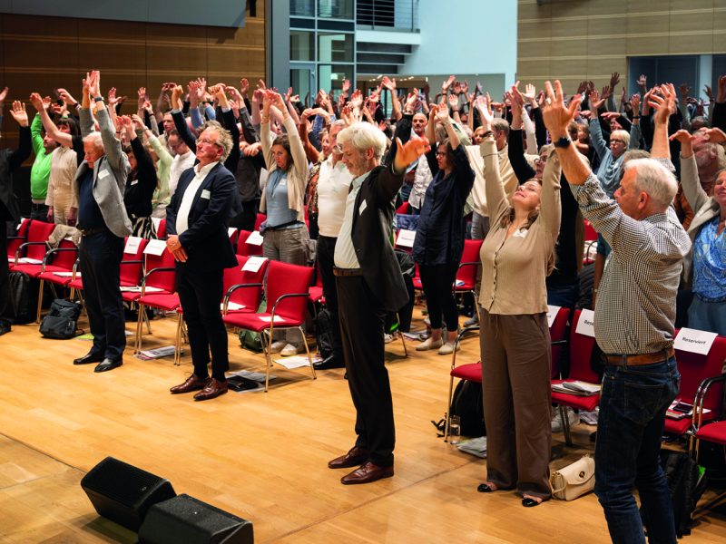In die Erfahrung: Stille-, Meditations- und Bewegungspausen beim Kongress Meditation & Wissenschaft