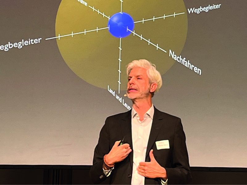 Prof. Dr. med Tobias Esch, Universität Witten/Herdecke stelle die Studie vor zum Zusammenhang zwischen Meditation und dem Erleben von Verbundenheit
