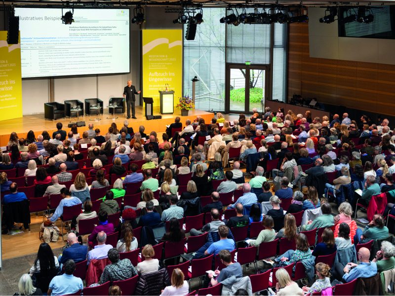 Der Kongress Meditation und Wissenschaft fand am 16. und 17. Mai im dbb Forum Berlin statt