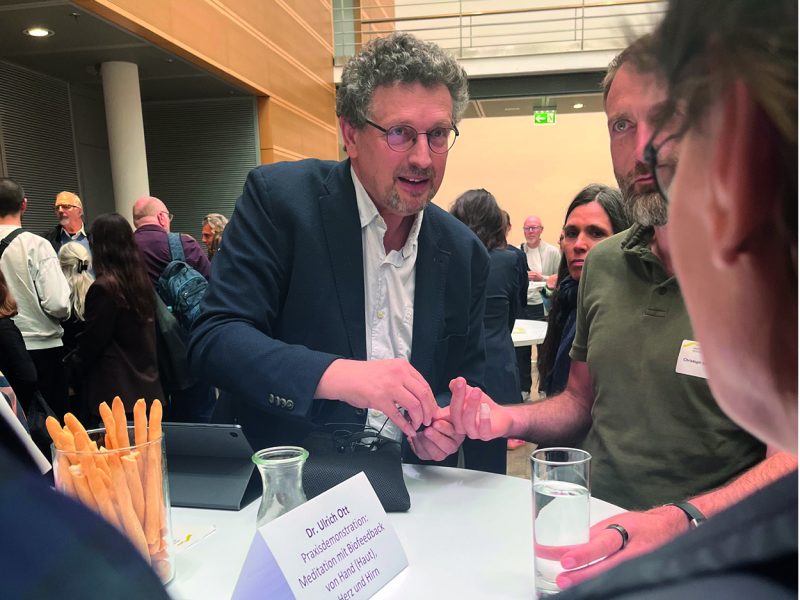 Dr. Ulrich Ott im Exploration Lab: Meditation mit Biofeedback von Hand