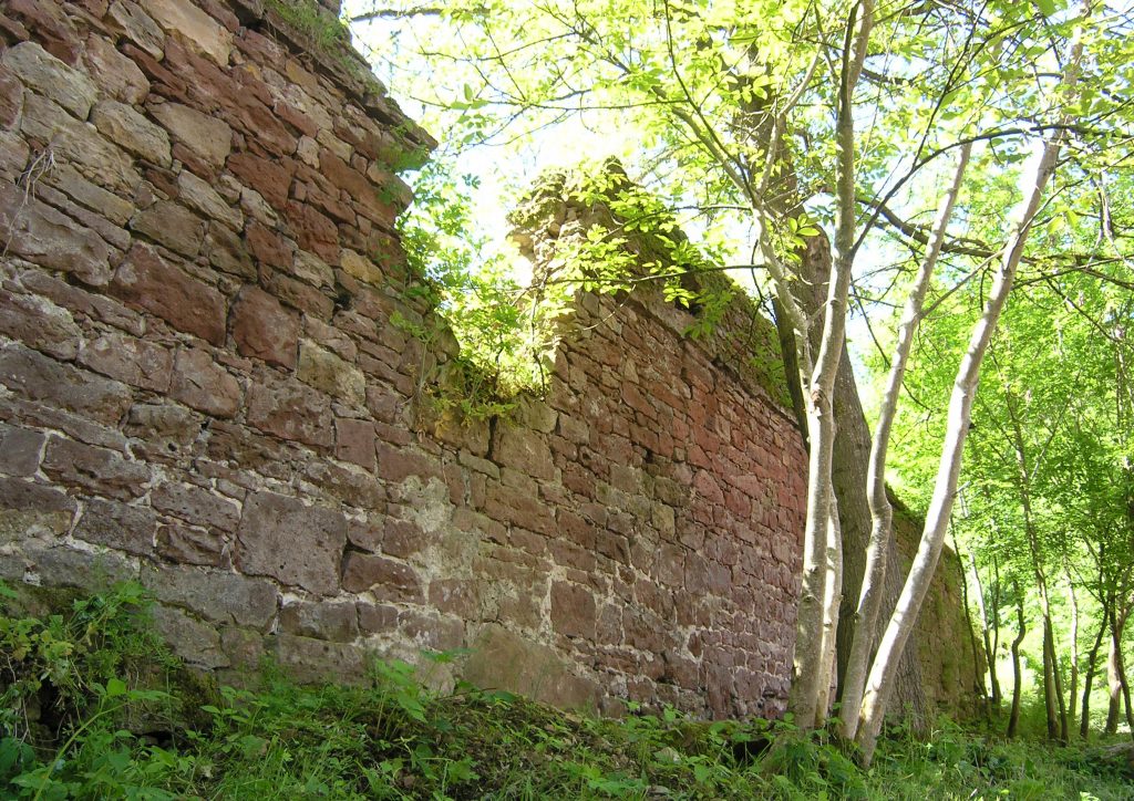 Krieg und Frieden alte Klostermauer mit einem Durchbruch in der Mitte