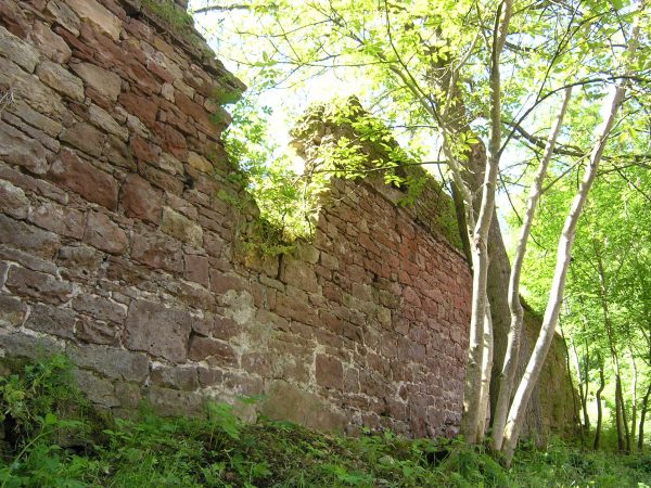 Krieg und Frieden alte Klostermauer mit einem Durchbruch in der Mitte