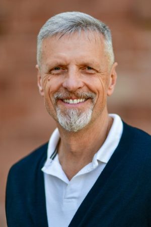 Benediktushof Alexander Poraj Zen Spirituelle Leitung Zen-Meister Dr. theol. Alexander Poraj ist Mitglied der spirituellen Leitung am Benediktushof