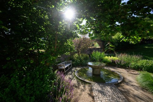 Blick auf den Brunnen bei Sonnenaufgang im Garten der Stille